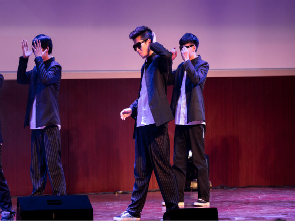 公司员工表演 .jpg